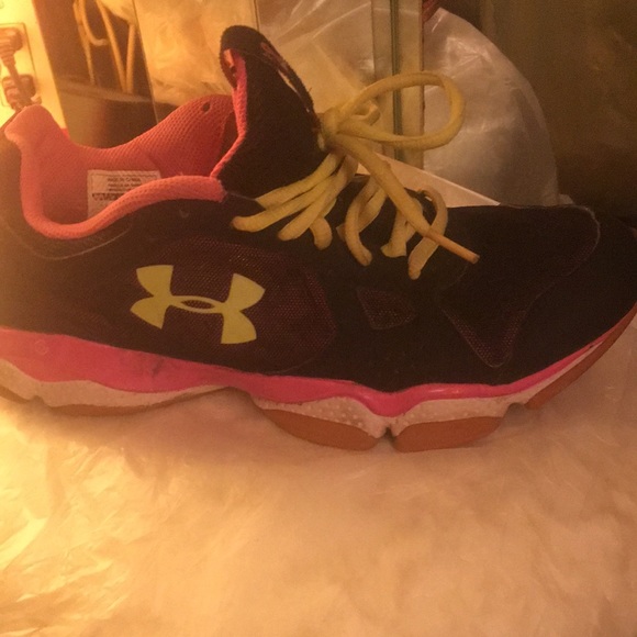 Under armor running shoes - Picture 2 of 7